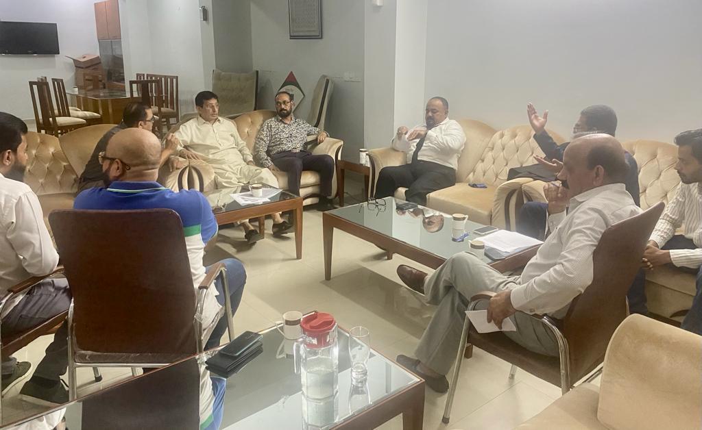 InchargeAPMSO's tweet photo. ایم کیو ایم پاکستان کے ارکان رابطہ کمیٹی محمد ابو بکر صدیقی بھائی ، امین الحق بھائی ، خواجہ اظہار الحسن بھائی ، شبیر احمد قائم خانی بھائی ، ریحان ہاشمی بھائی نے عارضی مرکز بہادرآباد میں اے پی ایم ایس او کے انچارج اور مرکزی زمہ داران سے میٹنگ کر رہے ہیں۔
#APMSO
#APMSO_Media https://t.co/Rq8O23IibI