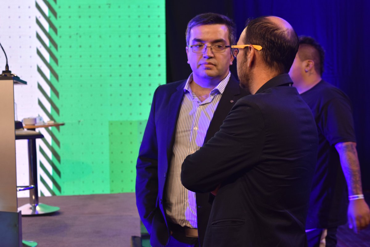 GranDebateChaco's tweet photo. #DebateChaco 
Cada candidato a diputado cuenta con seis (6) asesores. 

Su trabajo es clave. Les permite ordenar su discurso, repasar el orden de las propuestas y responder -de ser necesario- a los otros candidatos. https://t.co/eHcP2e04Sv