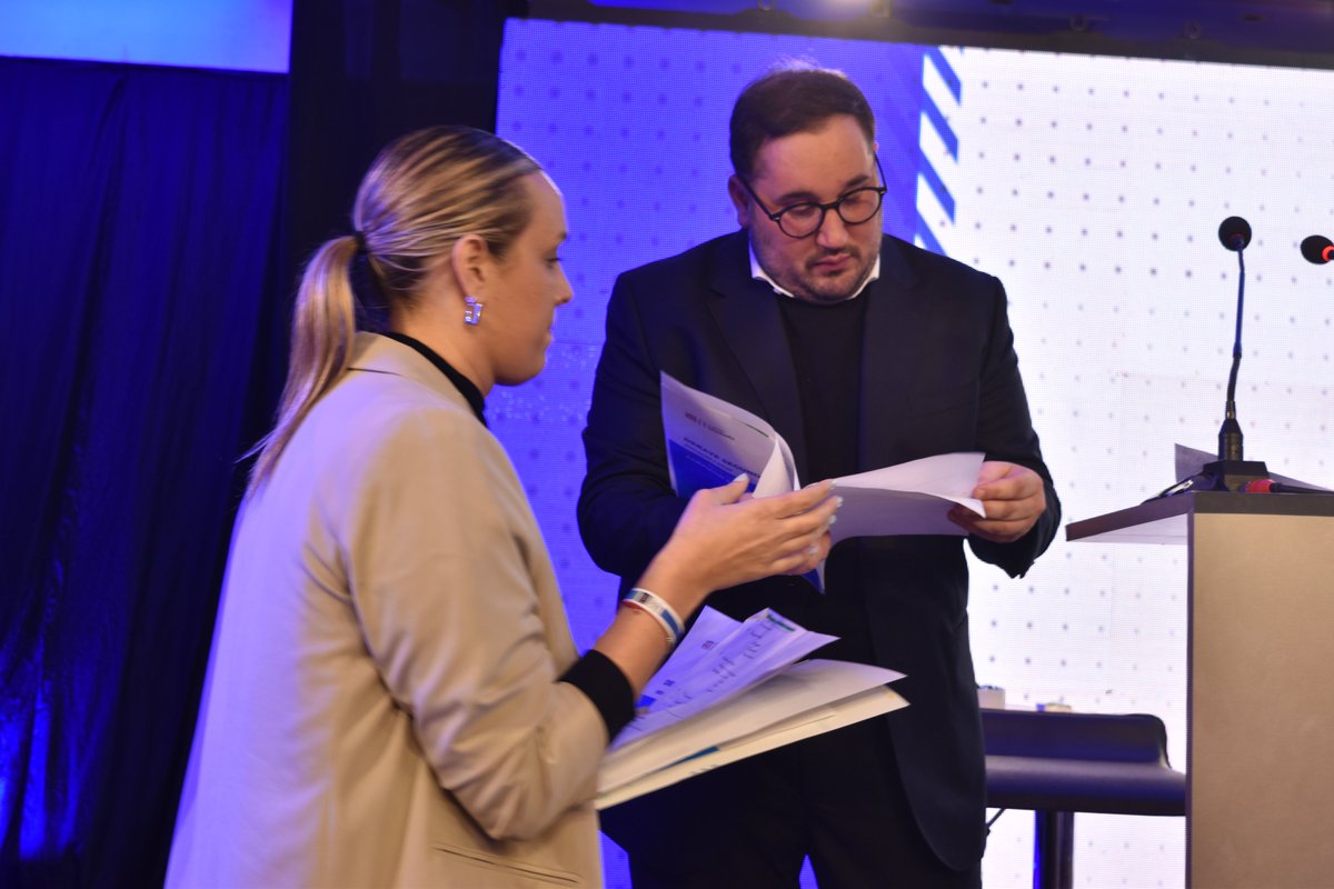GranDebateChaco's tweet photo. #DebateChaco 
Cada candidato a diputado cuenta con seis (6) asesores. 

Su trabajo es clave. Les permite ordenar su discurso, repasar el orden de las propuestas y responder -de ser necesario- a los otros candidatos. https://t.co/eHcP2e04Sv