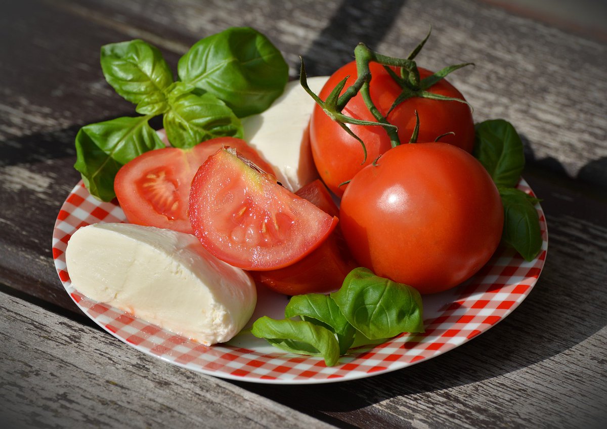 realdiethealthy's tweet photo. ๐
Tomatoes are a versatile fruit that can be used in salads, sauces, and more. They're also rich in antioxidants! #Tomatoes #Antioxidants #VersatileFruit #HealthyEating #SaladDays https://t.co/tcIXqTBlRJ