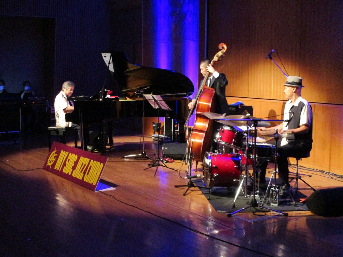 BAYSIDEJAZZ's tweet photo. BSJ千葉 です。9／2にベイサイドジャズ千葉エリアdeジャズLive6を鎌取コミュニティセンターにて実施いたしました。
出演は大原保人スーパージャズトリオ。まだまだ暑いですが、それを一時忘れるような素晴らしい生演奏を楽しめました。＃BAYSIDEJAZZ　＃ピアノ　＃ベース　＃ドラム https://t.co/NaBVJ5pS7Z