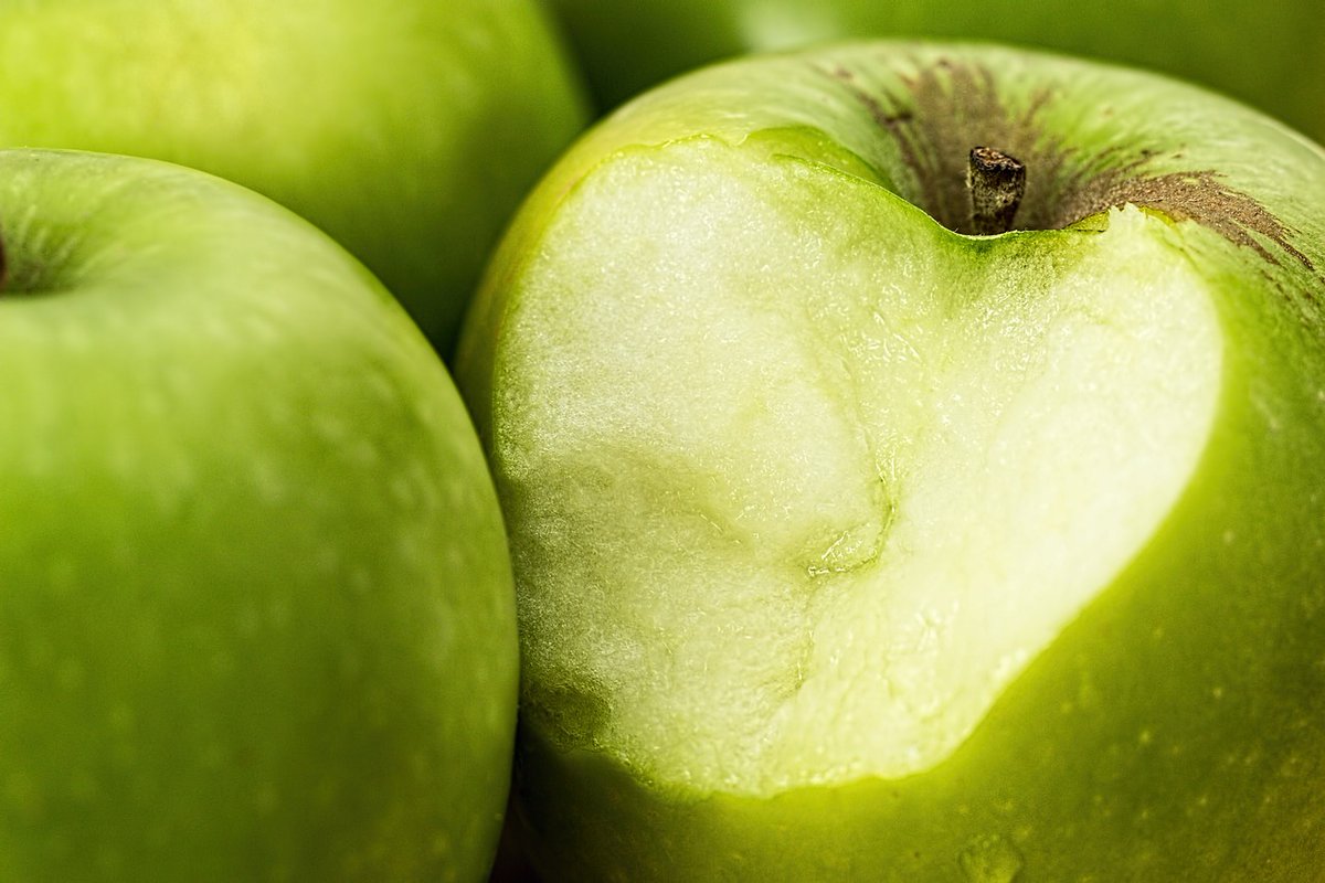 🍏 Green apples are not only crisp and delicious but also low in calories and high in fiber, making them a great snack. #GreenApples #LowCalorie #FiberRich #HealthySnacking #Nutrition