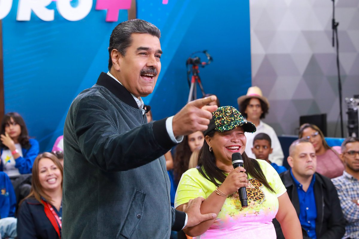 NicolasMaduro's tweet photo. El sistema del 1x10 del Buen Gobierno es el enlace directo para asegurar soluciones en las comunidades. Junto con Merlyn Peña, nos hemos unido para llevar a cabo la tarea de recuperación del Liceo Alberto Arvelo Torrealba en el municipio Barinas.

¡Paso a paso, estamos haciendo realidad la prosperidad social!