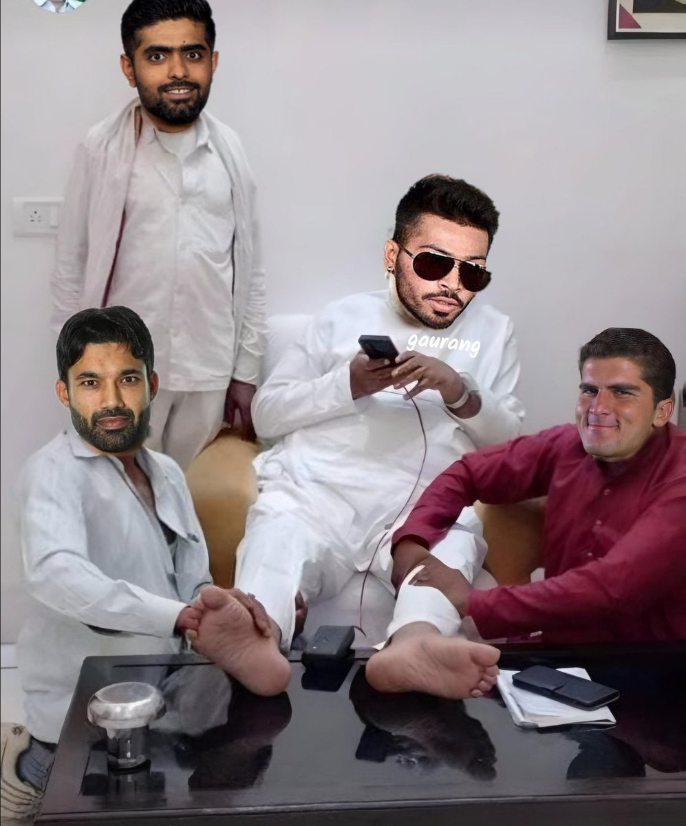 Mohdyasir6911's tweet photo. @HassanAbbasian Kio wai rohit kohli ke alawa team m baki 9 or h this time not 1 vs 11
#indvdpak https://t.co/ZuZ0h9rQWi