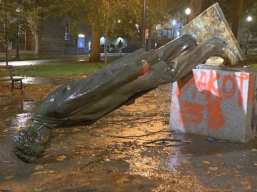 @marknerys It's wrong that this weird metal tree sculpture sits near the base of the Antifa-toppled Abraham Lincoln statue. It has other incongruous plaques on it (below).

And there's a crass 'Mechan 42' robot sculpture near the former Theodore Roosevelt statue pedestal. #PortlandRiots