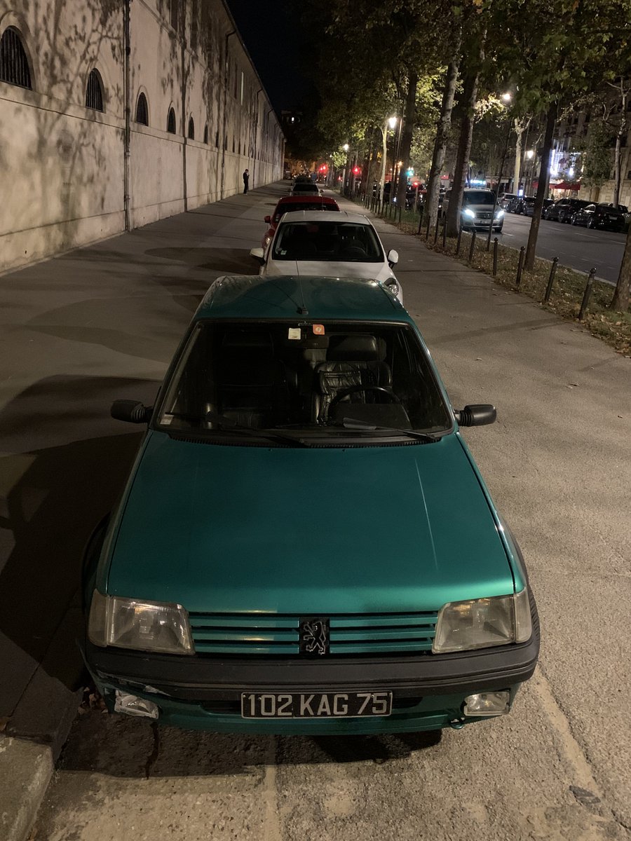 LaMontre18's tweet photo. Non loin du regroupement nocturne des Bugatti se trouve une autre pépite française , la 205 GTI Griffe https://t.co/ISEmbD6RFz