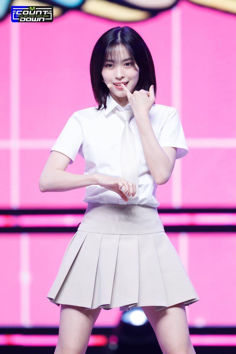 230831 #MCOUNTDOWN 현장포토
. 　 ♡ ♡ ᕬ ᕬ ♡ ♡
+ 🎂 ( ⌯′-′⌯) 🎂 +
┏━♡━ U U━♡━┓
♡초를 끄기 전에 소원을 비세요♡
┗━♡━━━━♡━┛

엠카 : 짱있지 얼른 다시 보게 해주세요🙏

More Photos 📸naver.me/xznWWuO3

#엠카운트다운 #엠카 #ITZY #CAKE