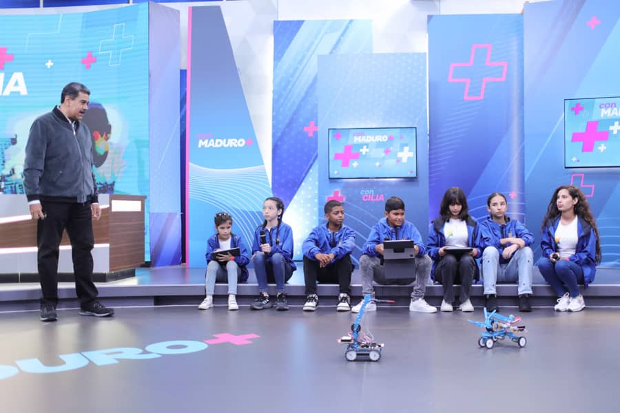 Desarrollar las capacidades tecnológicas desde el diseño, la electrónica, la programación en software libre y su aplicación en la robótica forma parte de las iniciativas de formación del Programa Nacional Semilleros Científicos <a href="/Mincyt_VE/">Ministerio del P. P para Ciencia y Tecnología</a>

Promoviendo la participación de las