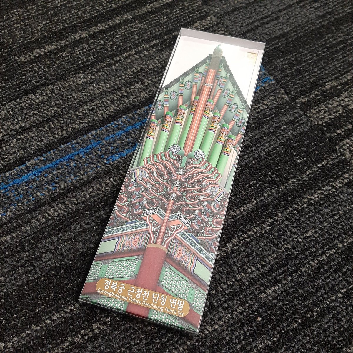 alamanuar_'s tweet image. Hadiah paling saya suka sebagai peminat budaya Korea semasa #MattaFair2023 di reruai Korea.

Gyeongbokgung Palace Dancheong Pencil Set.

Motif corak dari Dancheong (warna tradisional pada bangunan kayu) pada cucur atap Geunjeongjeon Hall di Gyeongbokgung Palace.

#kto_malaysia