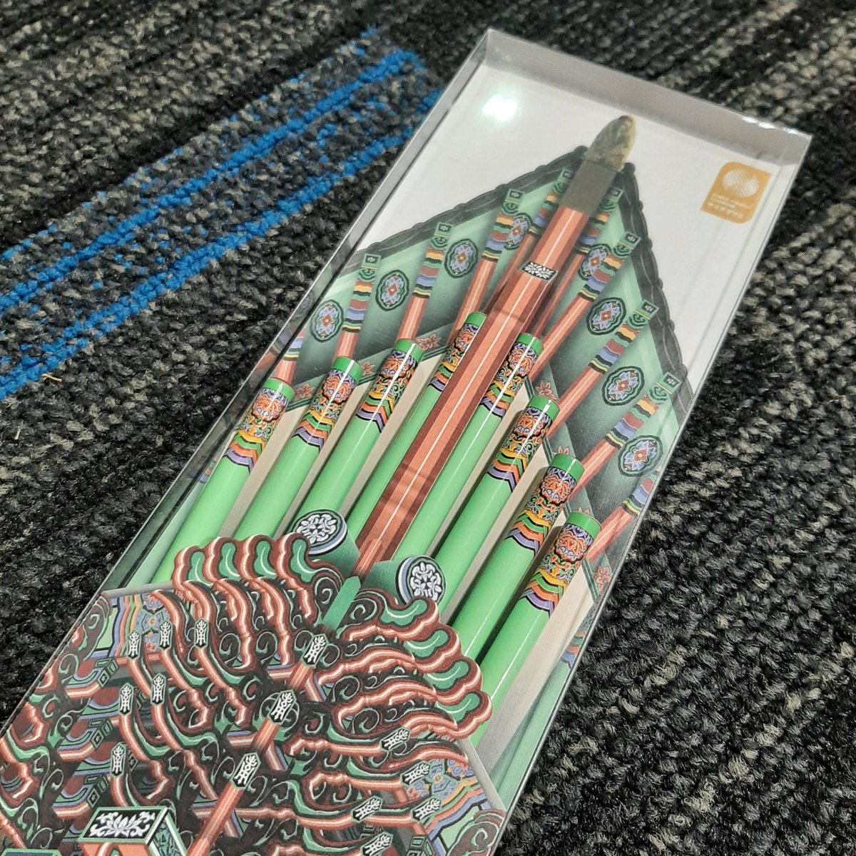 alamanuar_'s tweet image. Hadiah paling saya suka sebagai peminat budaya Korea semasa #MattaFair2023 di reruai Korea.

Gyeongbokgung Palace Dancheong Pencil Set.

Motif corak dari Dancheong (warna tradisional pada bangunan kayu) pada cucur atap Geunjeongjeon Hall di Gyeongbokgung Palace.

#kto_malaysia