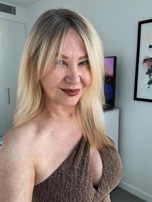 Hi I'm wondering what you're up to today. Is it something cheeky? Join me on https://t.co/xxWdlaZDLa