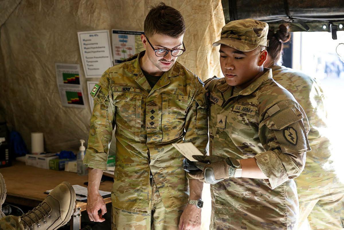 ⛑️Interoperability in action! Medical specialists from @COMD2Bde 3rd Health Bn deployed on Ex #SuperGarudaShield 2023 have trained side-by-side with their #USArmy counterparts to conduct medevac training at Puslatpur in East Java, Indonesia. #SGS2023 a great opportunity 😷