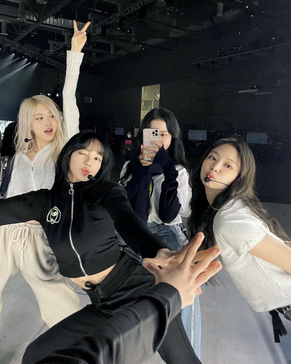 aanglerrr's tweet photo. I vote #BLACKPINK + #FLOWER + #ShutDown + #Blinks at this year’s #BreakTudoAwards (@BLACKPINK) https://t.co/h4OPYRw8dw