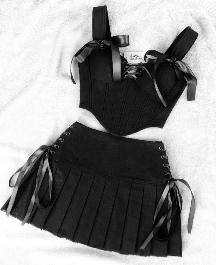 PilsonMelissa's tweet image. Outfits I found on Twitter #37 #goinggoth #gothtopic 
(Outfit credit @frenchmarlboro)