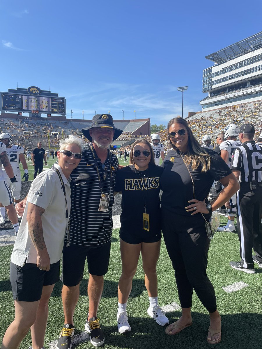 Ella Teubner tweet media