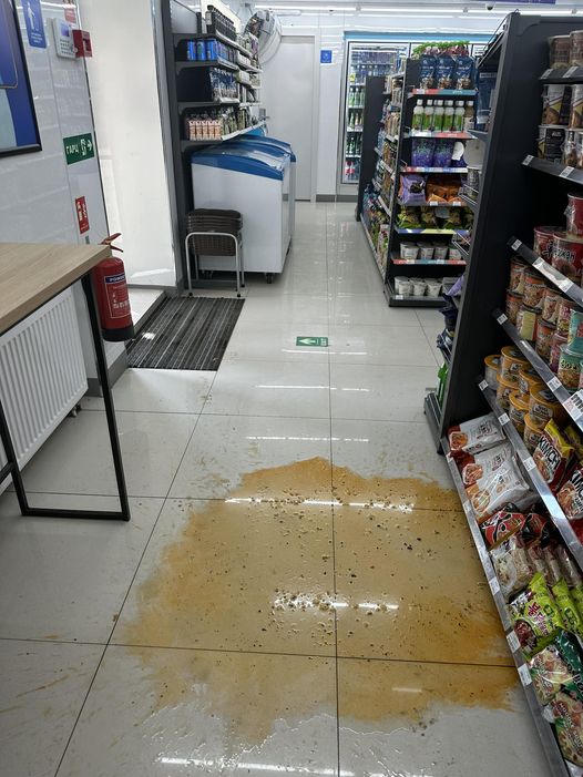 Дөнгөж 16тай  хүүхдүүд ажилладаг газарт орж соёлгүй царайлж юм асгачхаад бүр нэг даварчихсан "өөш чи ирээд цэвэрлэ дээ" гэж бааварлах ах, эгч нар одоо больж үз. Өдий насанд ажил хөдөлмөр эрхлээд явж байгаа хүүхдүүдэд битгий төвөг уд. Зүгээр л цэвэрхэн соёлтой үйлчлүүлээд гарцгаая