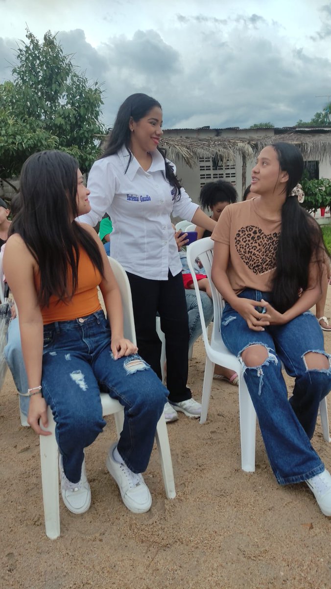 Yarleniagaudio4's tweet photo. Pude disfrutar con jóvenes del barrio Monterrey y 6 de enero, donde,compartimos una tarde divertida; además de escuchar sus necesidades que como jóvenes no han podido sacar adelante sus estudios y eso me llena de mucha motivación para seguir trabajando por cada fundanense. https://t.co/4ZJG3KiBnt