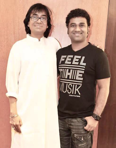 ThisIsDSP's tweet photo. HAPPY MUSICAL TEACHERS’ DAY !!!
🎶🙏🏻❤️🙏🏻🎶

Thank You dearest MANDOLIN.U.SHREENIVAS Anna for being the BEST GURU &amp; Everything !! 🙏🏻❤️🎶

#happyteachersday2023 
@mandolinbros https://t.co/QbK7mQpE4i