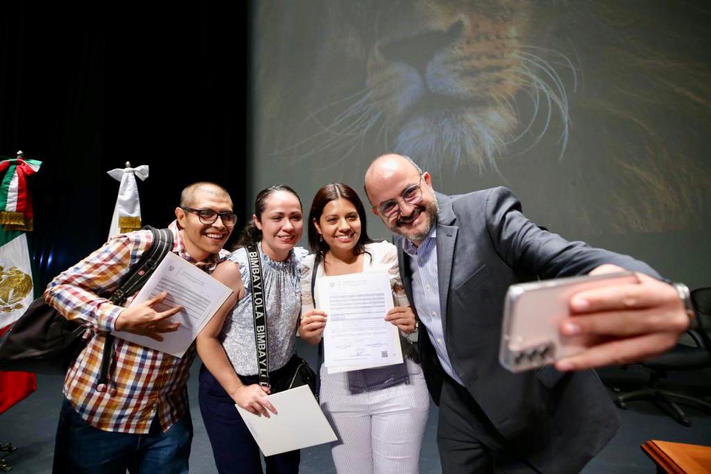 ¡Hoy fue un día muy especial para nuestros profesor@s del @STAUdeG y sus familias! Les entregamos 1,234 plazas definitivas. 👩🏻‍🏫 De corazón les digo: gracias por su paciencia y comprensión, estábamos en deuda con ustedes, porque sé que todos los días hacen una gran labor frente a