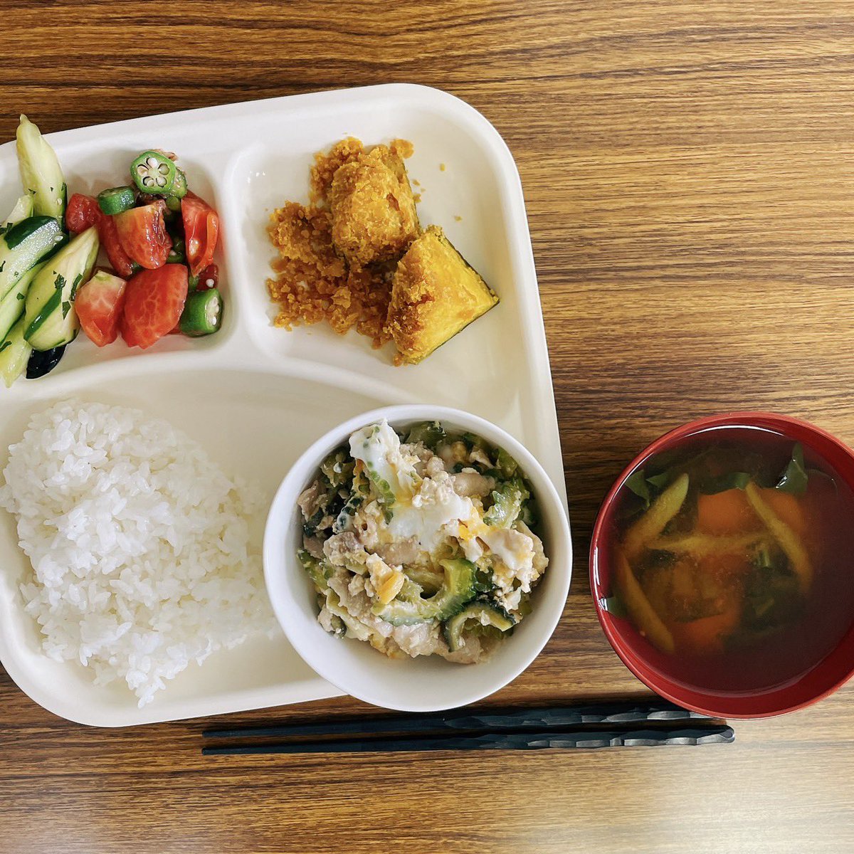 satakeReflectix's tweet photo. 今日のお昼ご飯！

ゴーヤチャンプルです！

ゴーヤの清涼感がたまりません😋

ゴーヤには疲労回復や夏バテ防止などの効果があるんです！

ゴーヤを食べて暑さを乗り越えます！

今日も美味しくいただきます！

#佐武ランチ　#社食　#サラメシ https://t.co/5GiLfXU7B5