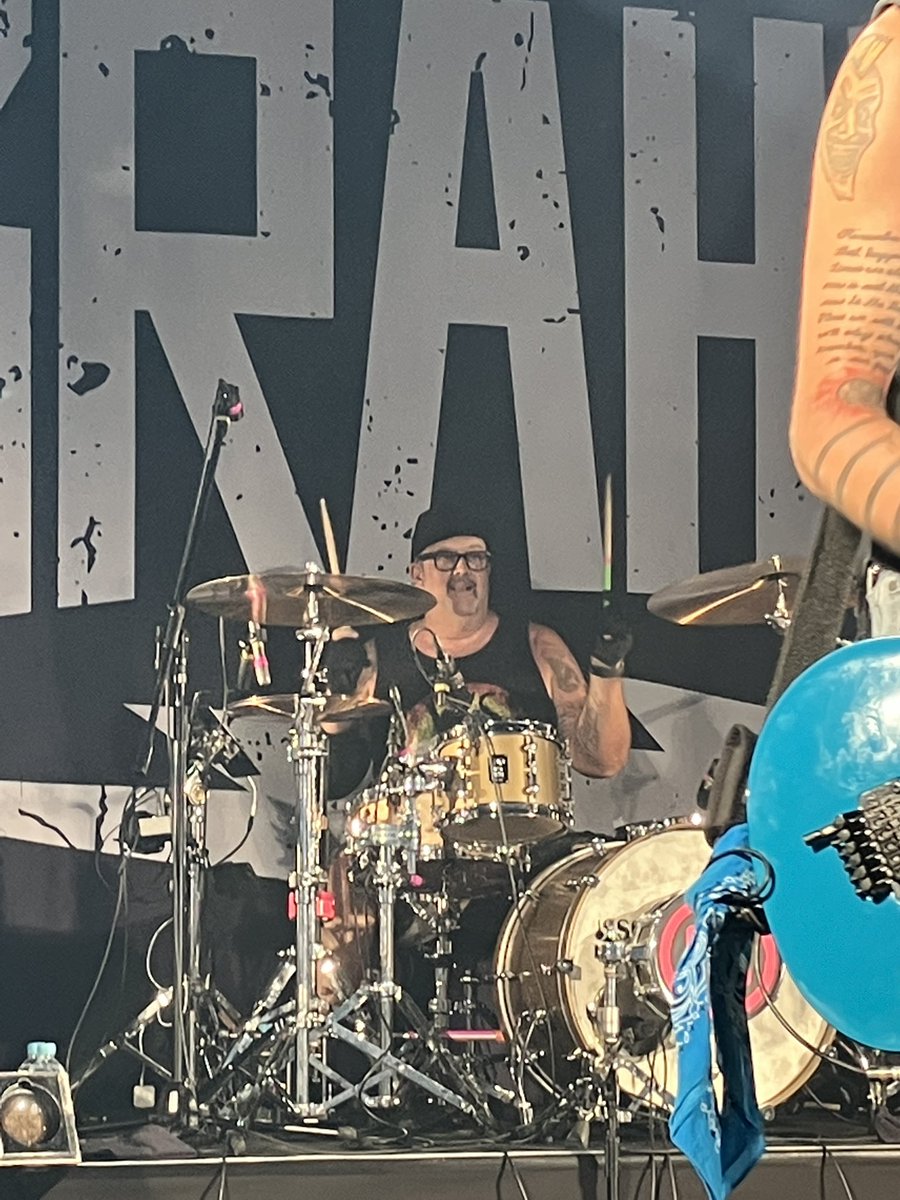MFZB_JP's tweet photo. 【今日は何の日】
本日9/5は、ゼブラヘッド @zebrahead のドラム担当、家族想いの優しいパパで、猫が大好き🐈なエドの誕生日です!
お誕生日おめでとう、エド!!!!
Happy Birthday Ed!! Hope you'll spend a wonderful day w/ your family and friends 🎉🎂🍻 #weeeeeeeeeee #mfzb https://t.co/wREzuzT0vW