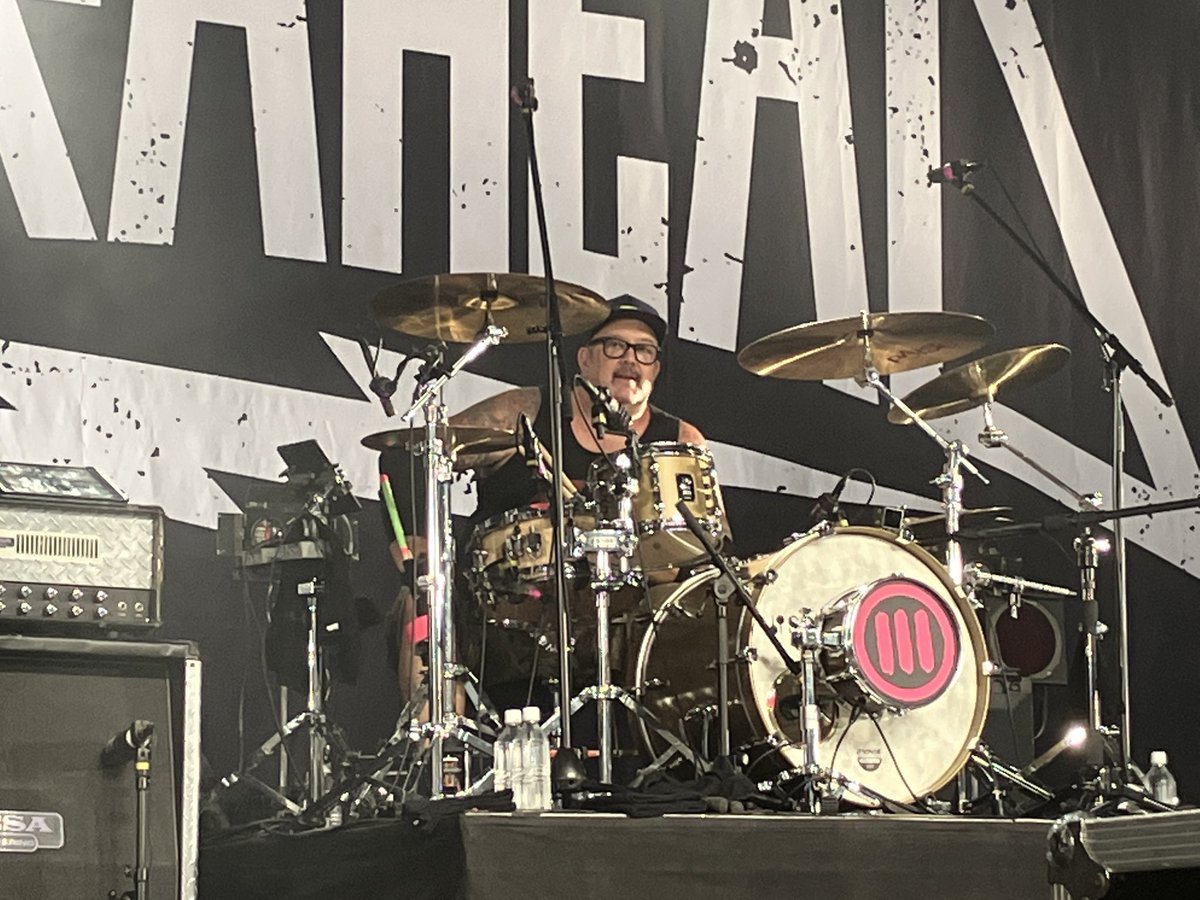 MFZB_JP's tweet photo. 【今日は何の日】
本日9/5は、ゼブラヘッド @zebrahead のドラム担当、家族想いの優しいパパで、猫が大好き🐈なエドの誕生日です!
お誕生日おめでとう、エド!!!!
Happy Birthday Ed!! Hope you'll spend a wonderful day w/ your family and friends 🎉🎂🍻 #weeeeeeeeeee #mfzb https://t.co/wREzuzT0vW