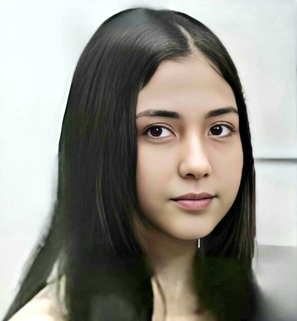 #علیه_فراموشی 
تقریبا ۷ روزه که دختر بچهء‌ زیر سن قانونی رو بدون هیچ جرمی بازداشت کردن؛ چی از جون این بچه میخواین؟!

صدای ⁧ #هلیا_کیا⁩ و خانواده‌اش باشیم‌...

آهای آیندگان! 
شما که از دل توفانی بیرون می‌جهید
که ما را بلعیده است،
وقتی از ضعف‌های ما حرف می‌زنید یادتان باشد،
که از