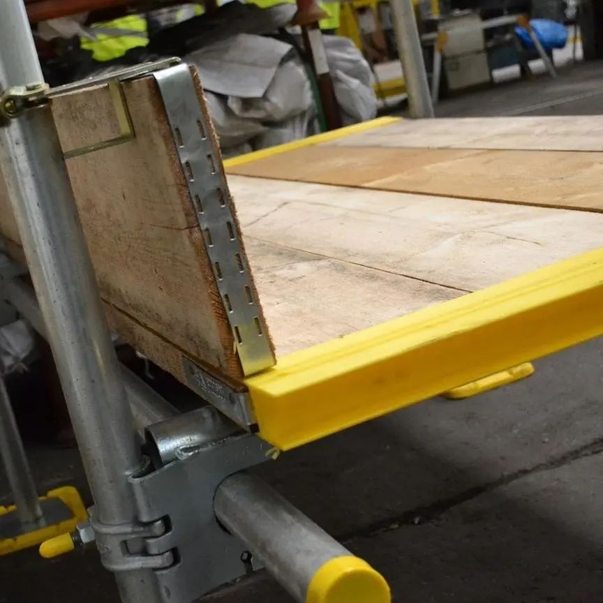 Ensure workforce safety with Safelinx Board Retainer 🛡️ Our board retainers secure scaffolding boards in place, preventing any tripping hazards. Contact us today to discuss your safety in the workplace requirements: 📞 0121 568 7831 📧 sales@SCPGroup.uk #BizHour #Scaffolder