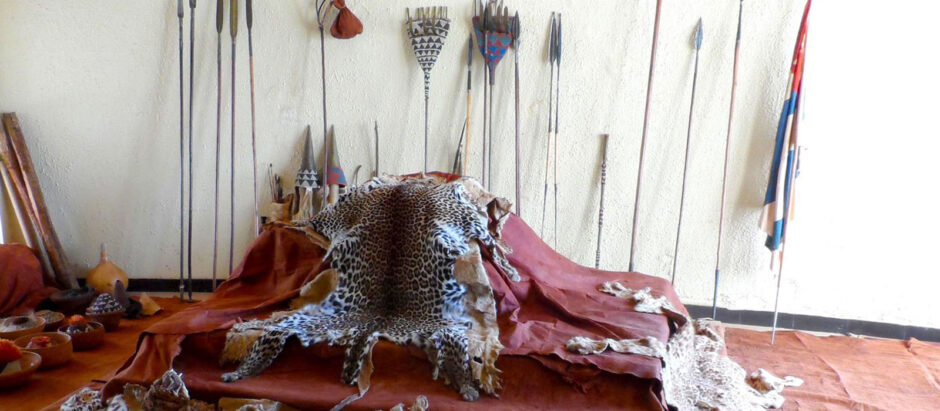 mugarra's tweet photo. This year’s World Tourism Day celebrations will be held in #HoimaCity, a place that boasts a rich culture and is undoubtedly a cradle of the history of Bunyoro-Kitara Kingdom.
Apart from the #InfrastructureTourism that is booming in the Bunyoro region thanks to the Oil discovery and subsequent development ventures around the same, tourists can learn about the intriguing histories of Bunyoro by visiting sites like the Mparo Royal Tombs, a burial site of Omukama Kabalega who reigned in the late 19th century, and several other Kingdom royals.
The Nyamyarro Royal Museum is also a great pick for traditional and cultural immersion where tourists can see artifacts and royal regalia preserved from previous reigns.
There is definitely so much to explore in Bunyoro including the 12-stair White Monument outside the Mparo tomb yard - a mark of the day Sir Emin Pasha & Omukama Kabalenga met, and the days spent trying to convince the latter to accept the British Colonial rule, which he refused.
#WorldTourismDay23
#ExploreBunyoro
#ExploreUganda
