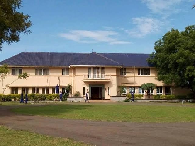 mugarra's tweet photo. This year’s World Tourism Day celebrations will be held in #HoimaCity, a place that boasts a rich culture and is undoubtedly a cradle of the history of Bunyoro-Kitara Kingdom.
Apart from the #InfrastructureTourism that is booming in the Bunyoro region thanks to the Oil discovery and subsequent development ventures around the same, tourists can learn about the intriguing histories of Bunyoro by visiting sites like the Mparo Royal Tombs, a burial site of Omukama Kabalega who reigned in the late 19th century, and several other Kingdom royals.
The Nyamyarro Royal Museum is also a great pick for traditional and cultural immersion where tourists can see artifacts and royal regalia preserved from previous reigns.
There is definitely so much to explore in Bunyoro including the 12-stair White Monument outside the Mparo tomb yard - a mark of the day Sir Emin Pasha & Omukama Kabalenga met, and the days spent trying to convince the latter to accept the British Colonial rule, which he refused.
#WorldTourismDay23
#ExploreBunyoro
#ExploreUganda