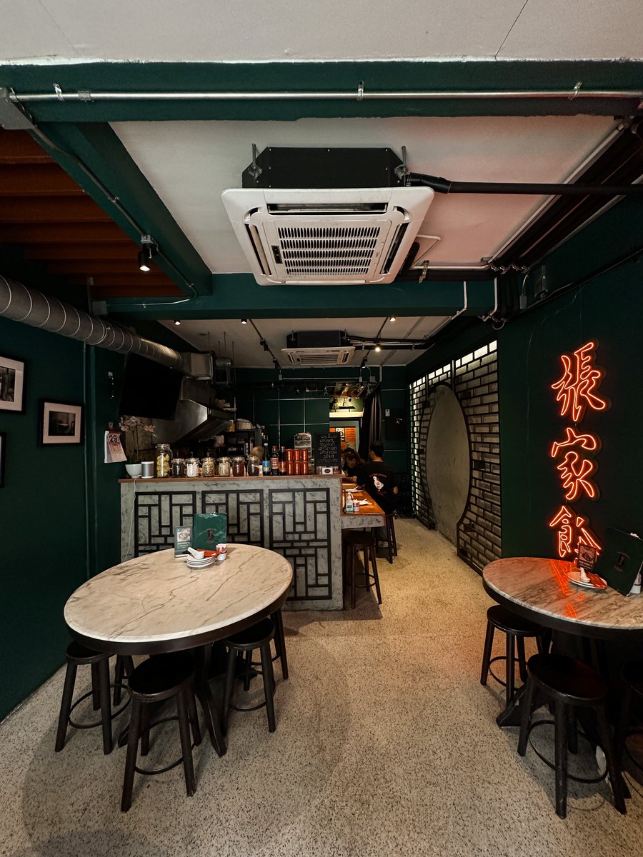 bjauntanywhere's tweet image. ข้าวมันไก่เบตง จางเจียหยี : วันก่อนไปกินข้าวมันไก่แถวอารีย์มา ความพิเศษของที่นี่คือเขาเสิร์ฟเป็นข้าวมันไก่เบตง เป็นไก่เบตงต้นตำรับแท้ๆ พวกวัตถุดิบรวมไปถึงไก่เองก็ส่งตรงมาจาก อำเภอเบตง จังหวัดยะลาเลย เริ่ดมาก 🐓🍚🥄