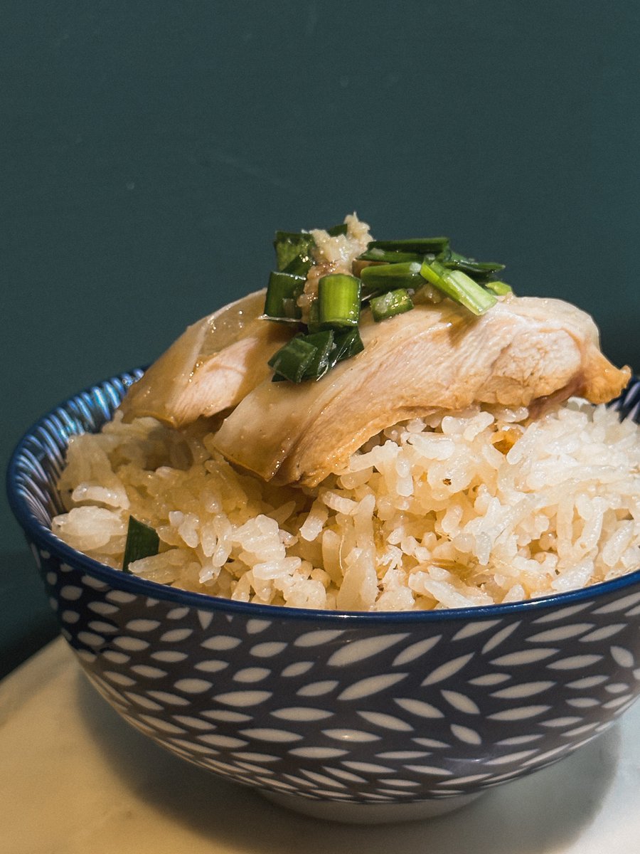 bjauntanywhere's tweet image. ข้าวมันไก่เบตง จางเจียหยี : วันก่อนไปกินข้าวมันไก่แถวอารีย์มา ความพิเศษของที่นี่คือเขาเสิร์ฟเป็นข้าวมันไก่เบตง เป็นไก่เบตงต้นตำรับแท้ๆ พวกวัตถุดิบรวมไปถึงไก่เองก็ส่งตรงมาจาก อำเภอเบตง จังหวัดยะลาเลย เริ่ดมาก 🐓🍚🥄