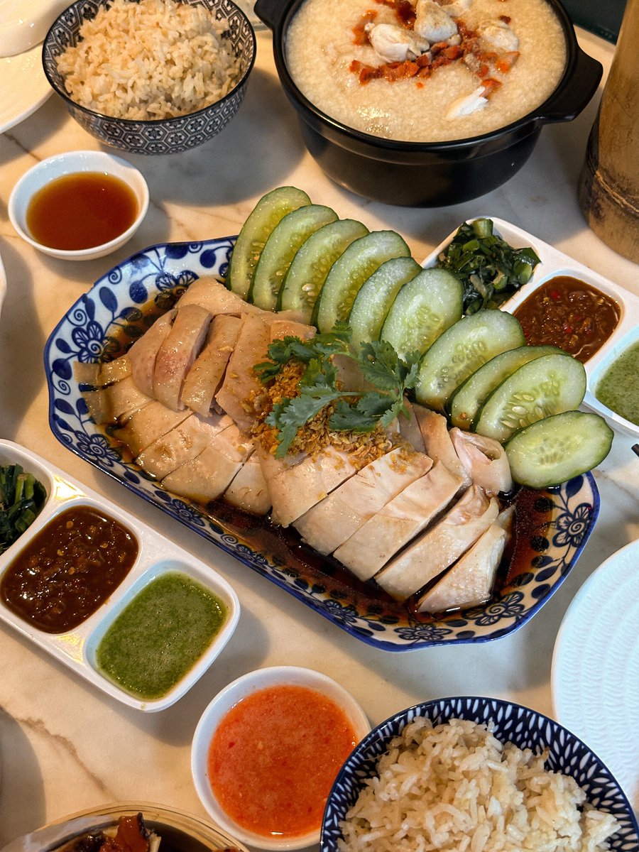 bjauntanywhere's tweet image. ข้าวมันไก่เบตง จางเจียหยี : วันก่อนไปกินข้าวมันไก่แถวอารีย์มา ความพิเศษของที่นี่คือเขาเสิร์ฟเป็นข้าวมันไก่เบตง เป็นไก่เบตงต้นตำรับแท้ๆ พวกวัตถุดิบรวมไปถึงไก่เองก็ส่งตรงมาจาก อำเภอเบตง จังหวัดยะลาเลย เริ่ดมาก 🐓🍚🥄