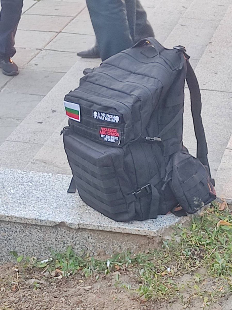 MeltingPotEU's tweet photo. Il Collettivo ha potuto verificare la presenza di #Frontex nella caserma di #Sredets, epicentro operativo per le operazioni di respingimento, assieme a militari locali che indossavano T-shirt dell’estrema destra, tra cui una proveniente da Predappio, con disegnato il fascio https://t.co/hu12HIL8Rn