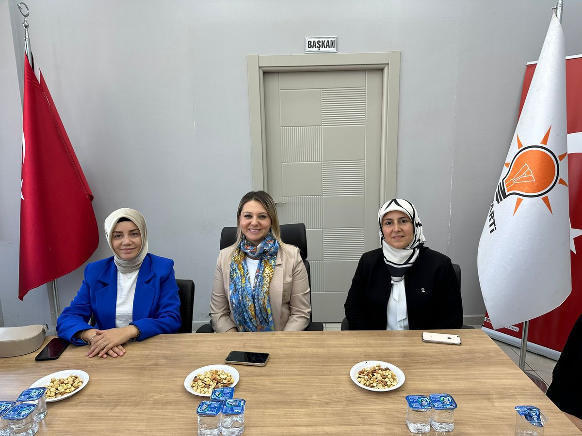 serap_ekmekci's tweet photo. Kadın Kolları İl Başkanımız Sayın Gülsüme Köylü ile birlikte Tosya Kadın Kolları Başkanımız Sayın Sevgi Cınbar ve kıymetli yönetim kurulu üyeleriyle toplandık.Tosya'da kadın emeği kalkınma ve gelişmenin paydaşı. Birlikte başaracağız.
#TürkiyeYüzyılı
@ak_kastamonu 
@Akkadin_tosya https://t.co/2VbcrbESvz