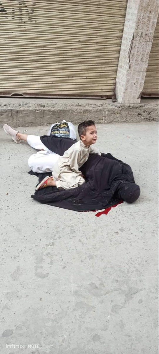 iihtishamm's tweet photo. مینگورہ سوات کلِ عام بازار میں عورت کا قتل ہوا۔۔۔ مقتولہ کا بیٹا اور اِس کی چیخیں اِس ملک کے انصاف اور حالات پر ۔۔۔۔ افسوس💔 https://t.co/LX5LIApD41