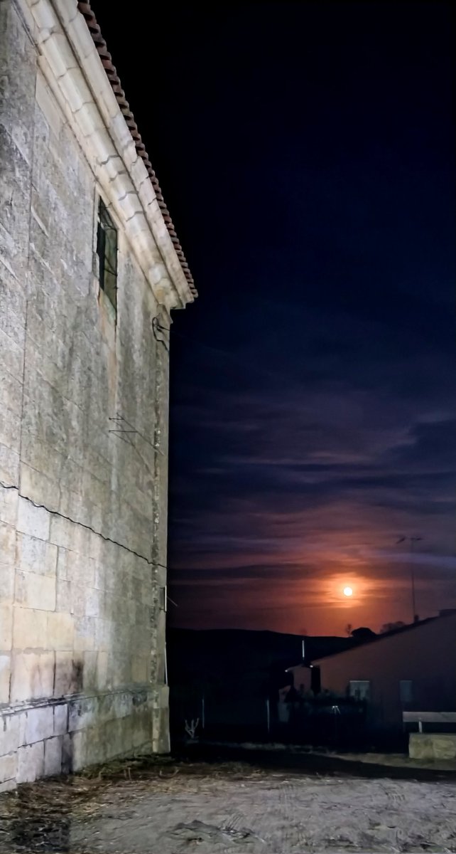 Losdocerobles's tweet image. 🌕Antes de las lluvias que nos ha traído septiembre, disfrutamos de la última súper #Luna del verano.

📍Parque natural de la Sierra Norte de Guadalajara.

👉Se podría ambientar un texto para el Certamen de Relatos Cortos Francisco Martín LARAMI, de la @serrania_guada
