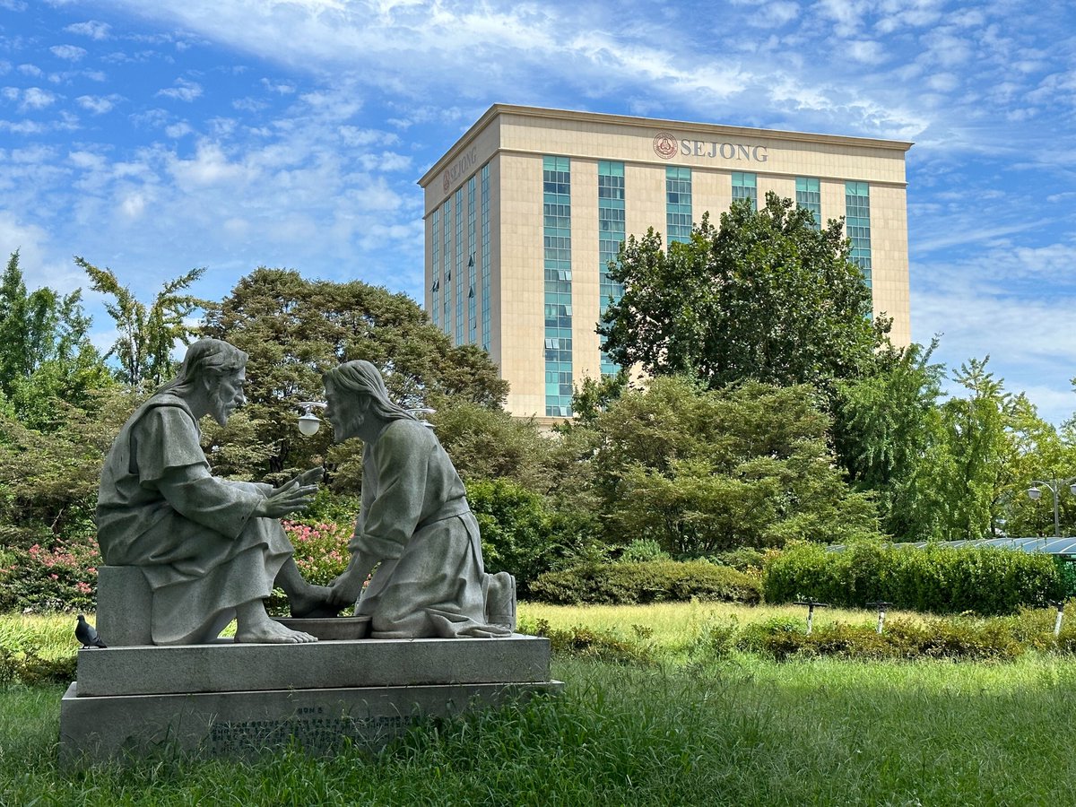 🇰🇷🇨🇭Thrilled to be in Seoul at <a href="/SejongUniKR/">SejongUniversityKorea</a> for a workshop dedicated to our joint Korea-Switzerland <a href="/KIATKorea/">KIAT Korea</a> @Innosuisse research project on "Intelligent Content Creation Tools for #AR and #VR". Thank you, <a href="/SejongUniKR/">SejongUniversityKorea</a>, for the fantastic organization and collaboration! 👏