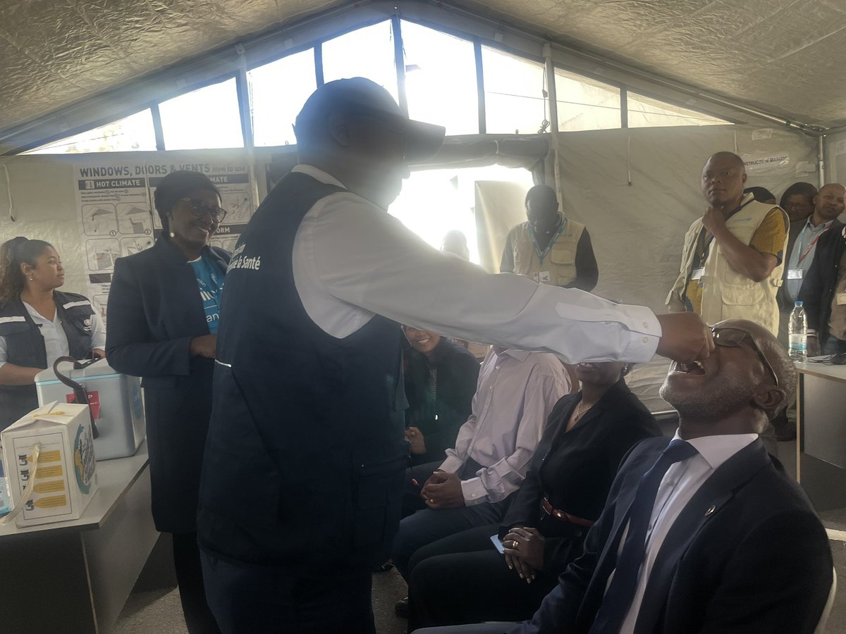 UNMadagascar's tweet photo. Lancement de la deuxième  campagne de vaccination contre la poliomyélite avec @UNMadagascar
@IssaSanogoUN et @Musangol avec  #UNCT ont montré l’exemple au staff UN. 
« La vaccination est un moyen pour nous protéger » selon le RC. Encouragement au staff pour se faire vacciner. https://t.co/m6hg847K3x