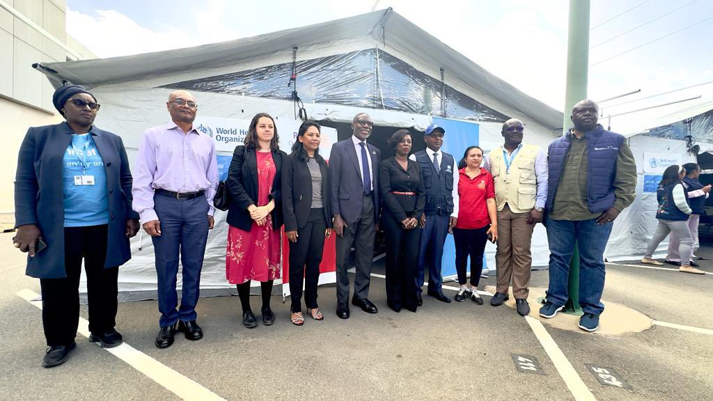 UNMadagascar's tweet photo. Lancement de la deuxième  campagne de vaccination contre la poliomyélite avec @UNMadagascar
@IssaSanogoUN et @Musangol avec  #UNCT ont montré l’exemple au staff UN. 
« La vaccination est un moyen pour nous protéger » selon le RC. Encouragement au staff pour se faire vacciner. https://t.co/m6hg847K3x