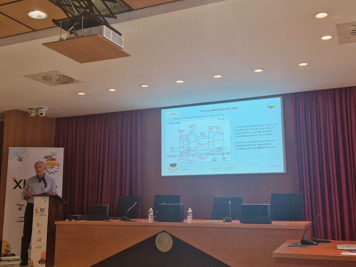 MJGonzalezo's tweet photo. José Enrique Fernández profesor de Investigación del @CSIC nos muestra los avances en #sensores e #inteligenciaartificial  para una gestión eficiente en el #riego, desde un punto de vista tecnológico y con aplicación potencial real en campo. @AgroIng2023 @unisevilla @irnasa_csic https://t.co/lcxy06KgcD