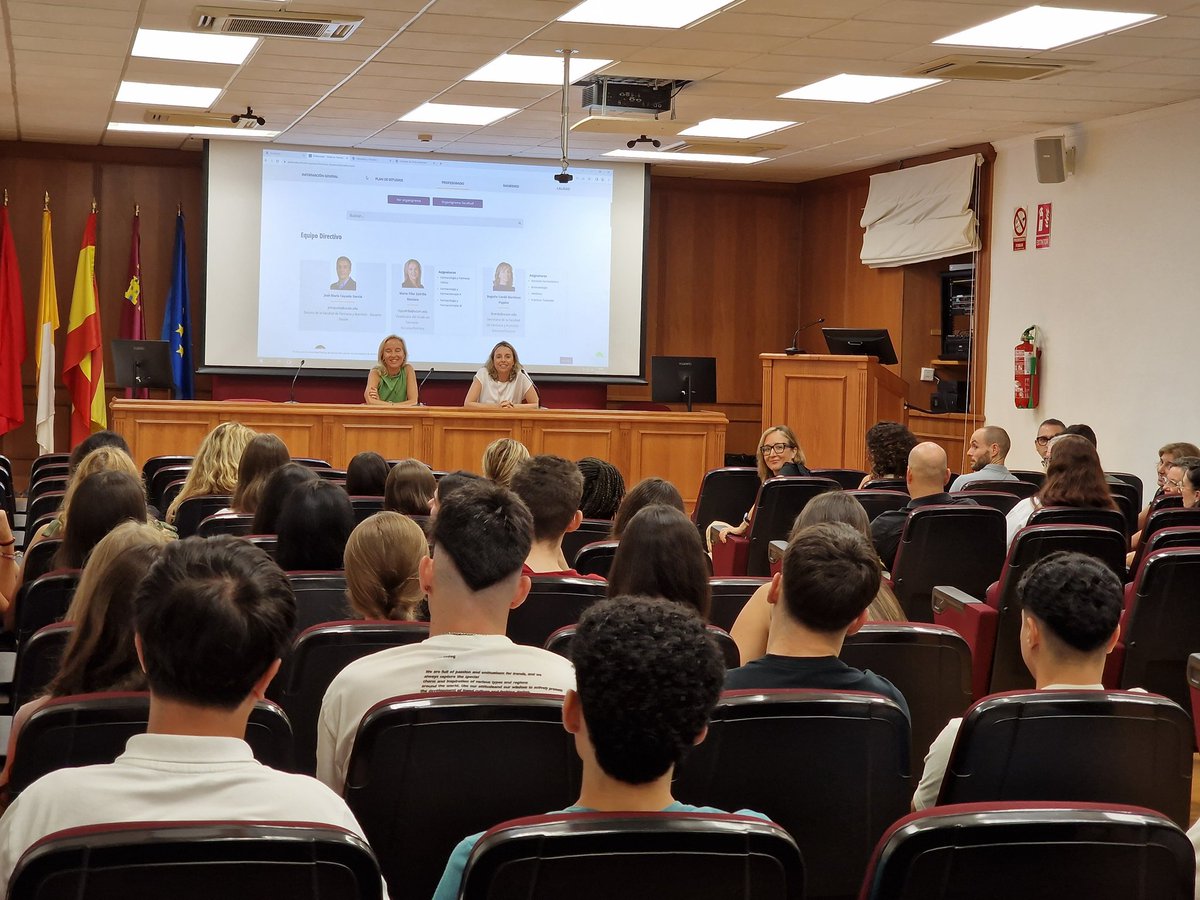 UCAM's tweet photo. 📸 Presentación del curso y bienvenida a los estudiante de Primero del Grado en Farmacia. 

👋🏻 ¡Mucha suerte en vuestra etapa universitaria que comienza hoy! https://t.co/kJ8v9XTOig