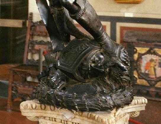 arteyalgo's tweet photo. Antes que #MiguelAngel, el escultor florentino #Donatello creó una representación de #David.
La representación, en bronce, muestra al joven pastor después de haber matado a #Goliat y pisando la cabeza decapitada.
#arteyalgomas #FelizMartesATodos
#escultura https://t.co/gaPnluJfmb
