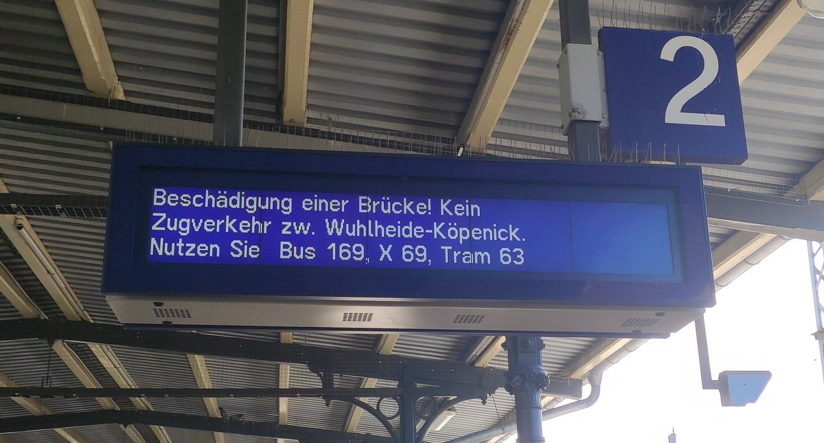 Die Ausreden der <a href="/SBahnBerlin/">S-Bahn Berlin</a> für all das tägliche Chaos werden endlich kreativer. Nix mehr mit Signalstörung oder Polizeieinsatz...