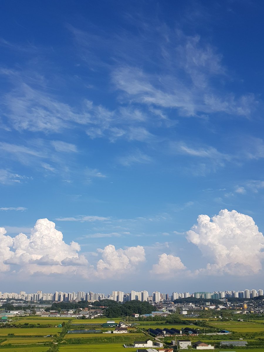 beomryoung77's tweet photo. 와 오늘 하늘 미쳤따 트친들 당장 고개들고 하늘 봐!!!! https://t.co/BVVDvCohVP
