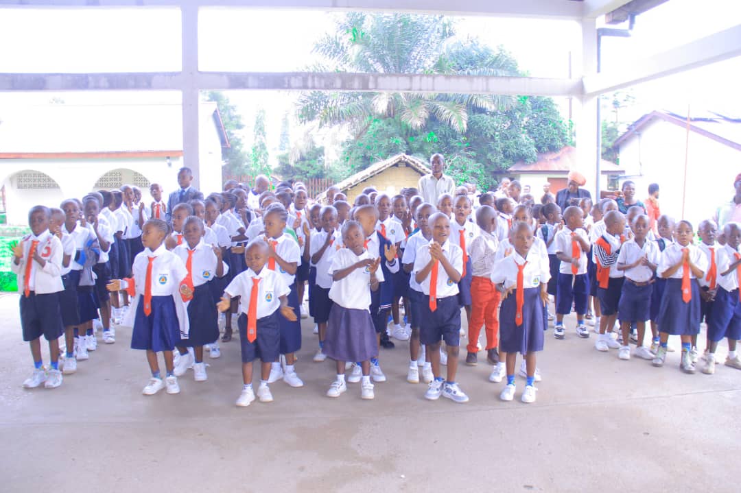 La rentrée des classes a été effective ce lundi 4 sept 2023 au complexe scolaire à Kindu, dans le Maniema. Le Directeur de l’Ecole Primaire a prononcé le traditionnel mot de bienvenue et d’encouragement aux élèves et aux nouvelles recrues qui ont choisi le CS Mapon pour se former