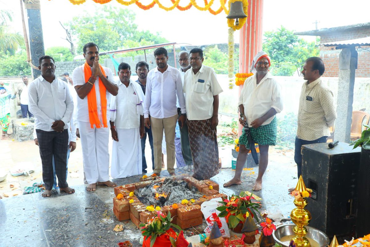 JSurenderreddy2's tweet photo. హుస్నాబాద్ మండలం పందిల్ల గ్రామంలోని మహాశివలింగేశ్వర స్వామీ ఆలయం మొక్క ధ్వజ స్తంభ ప్రతిష్ట మరియు ఆలయ శిఖర ప్రతిష్ట శుభ కార్యక్రమానికి ఆలయ కమిటీ ఆహ్వానం మేరకు హాజరై ప్రత్యేక పూజలు నిర్వహించడం జరిగింది…. https://t.co/xUg0VsgGZ2