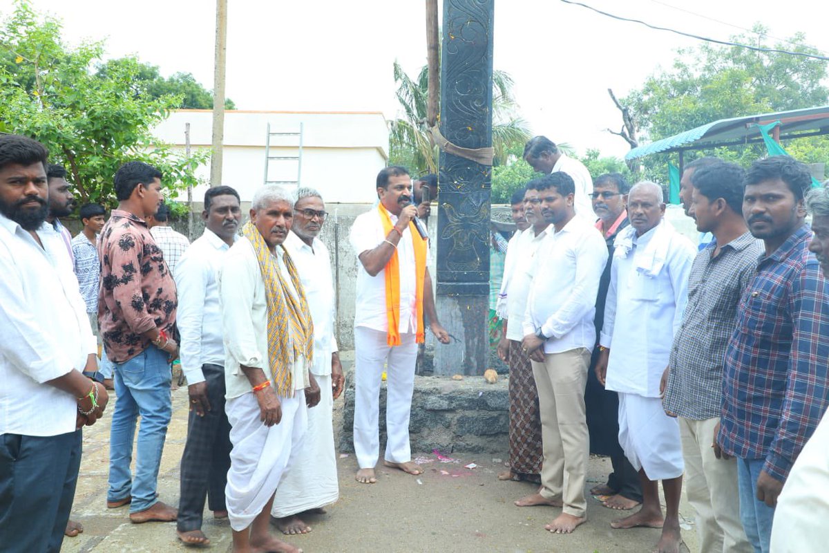 JSurenderreddy2's tweet photo. హుస్నాబాద్ మండలం పందిల్ల గ్రామంలోని మహాశివలింగేశ్వర స్వామీ ఆలయం మొక్క ధ్వజ స్తంభ ప్రతిష్ట మరియు ఆలయ శిఖర ప్రతిష్ట శుభ కార్యక్రమానికి ఆలయ కమిటీ ఆహ్వానం మేరకు హాజరై ప్రత్యేక పూజలు నిర్వహించడం జరిగింది…. https://t.co/xUg0VsgGZ2