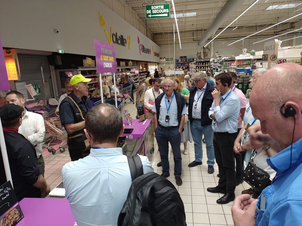 EleveursOvins's tweet image. A l’initiative d’#interbev ovin, échanges autour de la nouvelle démarche « nos clients changent changeons l'#agneau 🍗 » au Leclerc de Chatellerault entre des délégations 🇪🇸🇮🇪🇬🇧🇫🇷. Objectif le renouvellement des jeunes conso !