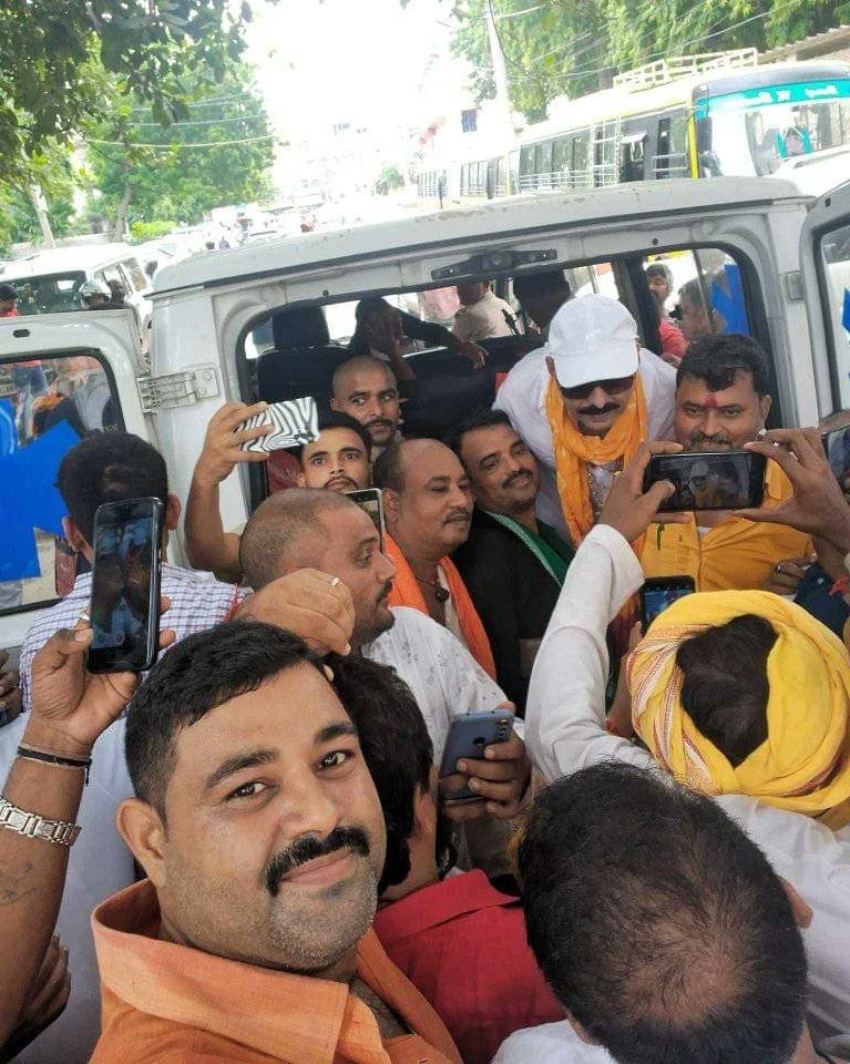MLA_AnantSingh's tweet photo. हमारे चाहने बाले आज भी 
मुझे छोटे सरकार के नाम से ही पुकारते हैं ।।

पटना एमपी एमएलए कोर्ट में अपने समर्थकों के साथ मोकामा से पूर्व विधायक अनंत सिंह जी।। जनता जनार्दन जिन्दाबाद।।

#AnantSingh #Bihar #BiharNews #Mokama #ChoteSarkar https://t.co/NrgxMybwQT